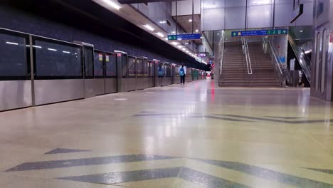 Isolierte-U-Bahn-Station-Mit-Passagieren,-Die-Aus-Einem-Niedrigen-Winkel-Auf-Den-Bahnsteig-Laufen.-Das-Video-Wurde-Am-10.-April-2022-An-Der-Botanischen-U-Bahn-Station-New-Delhi-In-Indien-Aufgenommen
