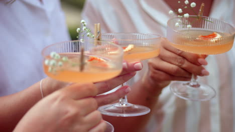 Hochzeitsgesellschaft-Trinkt-Fruchtige-Cocktails-Während-Der-Hochzeitsvorbereitungen