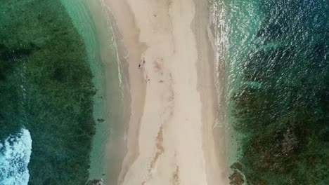 Vogelperspektive-Drohnenansicht-über-Den-Tropischen-Sandstrand-Mit-Menschen,-Die-Am-Türkisfarbenen-Meer-Spazieren,-4k-Costa-Rica