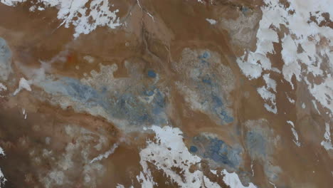 Abstrakte-Muster-Des-Geysir-Geothermiegebiets-In-Der-Wintersaison,-Drohnenaufnahme-Von-Oben-Nach-Unten