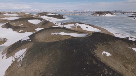 Vista-Aérea-De-Cráteres-Volcánicos-Y-Lago-Myvatn,-Islandia,-Disparo-De-Drones-De-50-Fps