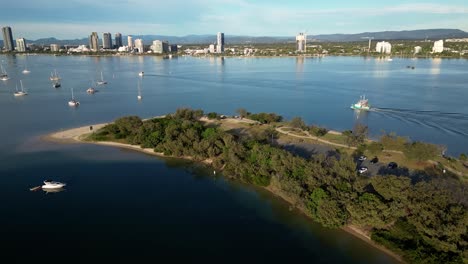 Luftaufnahme-über-Der-Landzunge-Und-Dem-Broadwater,-Während-Sich-Ein-Trawler-In-Richtung-Surfers-Paradise-Am-Nördlichen-Ende-Der-Gold-Coast,-Queensland,-Australien-Bewegt-20230502