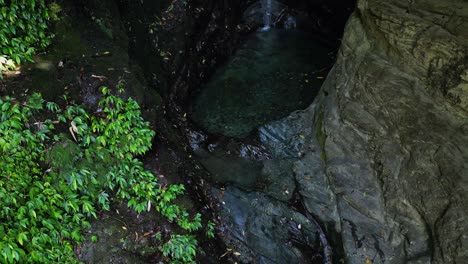 Luftdrohnen-Rückzug-Neigt-Sich-Nach-Unten-Zum-Wasserfallbecken-Und-Zum-Bach,-Der-Durch-Felsen-Fließt