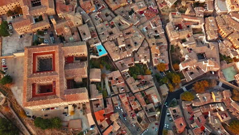 Von-Oben-Nach-Unten-Aufgenommene-Luftaufnahme-Des-UNESCO-Weltkulturerbes-Toledo,-Spanien