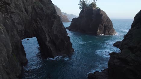 Atemberaubende-Felsbögen-An-Der-Küste-Von-Oregon-Bei-Sonnenuntergang-–-Filmischer-Drohnenflug