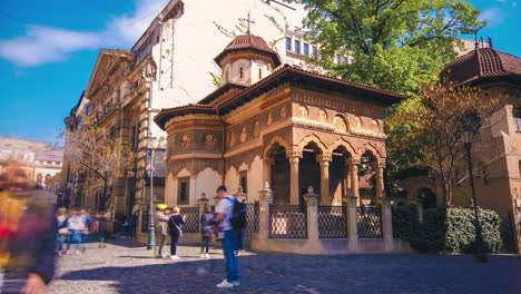 Timelapse-De-La-Iglesia-De-Stavropoleos,-Casco-Antiguo,-Bucarest,-Rumania