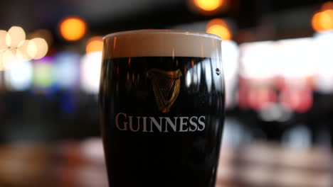 Ein-Pint-Guinness-Bier-Stout-Am-St.-Patrick&#39;s-Day-In-Einem-Irish-Pub-In-Irland