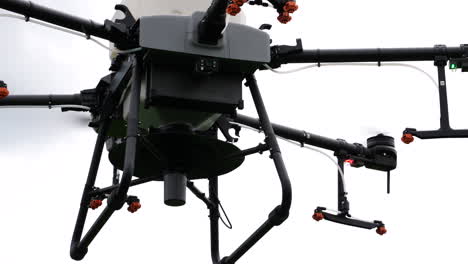 Drone-Agrícola-Dji-Agras-Volando-Bajo-El-Cielo,-Concepto-Agrícola-Moderno,-Primer-Plano