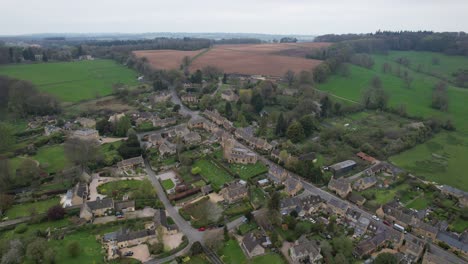 Bourton-On-The-Hill-Cotswold-Village,-Vereinigtes-Königreich,-Luftaufnahme-Der-Drohne-Mit-Hoher-Winkelschwenkung