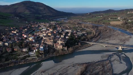 Luftaufnahmen-Von-Drohnenlandungen-Bei-Sonnenuntergang-Des-Dorfes-Travo-Im-Trebbia-Flusstal,-Piacenza,-Italien