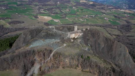 Luftaufnahmen-Von-Pietra-Perduca,-Vulkangestein,-Kirche-Auf-Einem-Stein-Inmitten-Ländlicher-Landschaft,-Kulturland-Im-Val-Trebbia-Bobbio,-Emilia-Romagna,-Italien