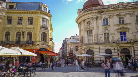 Calles-Del-Casco-Antiguo-Con-Restaurantes-Y-Turistas-Time-Lapse,-Bucarest-Rumania