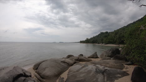 Reiseaufnahme-über-Felsen-Und-Steinen-In-Der-Nähe-Des-Meeres-In-Vietnam-An-Einem-Bewölkten-Tag-Bei-Sonnenuntergang