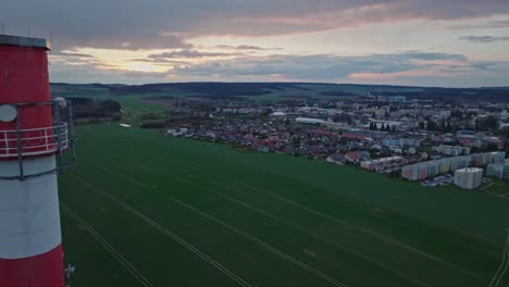 Drone-Sobrevuelo-Campo-Verde-Y-Torre-Meteorológica-En-Svitavy,-República-Checa-4k-Al-Atardecer