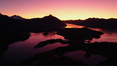 Luftaufnahme-Des-Filmischen-Sonnenuntergangs-Der-Silhouette-Andes-Range-Während-Der-Goldenen-Stunde-über-Dem-See-Nahuel-Huapi-In-San-Carlos-De-Bariloche,-Argentinien