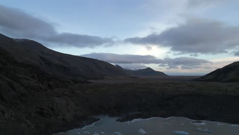 Paisaje-De-Islandia-Con-Icebergs-En-Vista-Aérea-Del-Lago-A-La-Hora-Azul