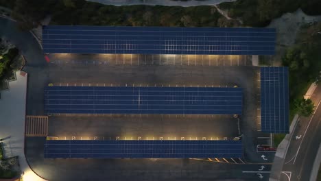 Luftaufnahme-Von-Sonnenkollektoren-über-Dem-Parkplatz-Bei-Nacht,-Grünes-Energiekonzept,-Drohnenaufnahme-Aus-Einem-Hohen-Winkel