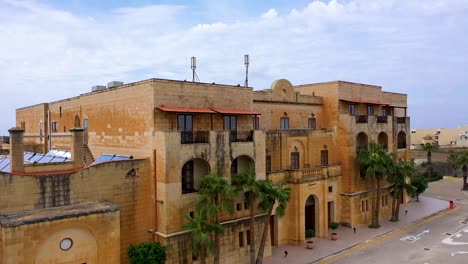 Luftaufnahme-Eines-Hotelkomplexes-Und-Seiner-Umgebung-In-Gozo,-Malta