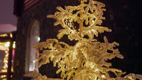 Gefrorene-Weihnachten-Im-Weihnachtsmannhaus-In-Rovaniemi-Bei-Nacht-Mit-Lichtern