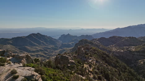 Mt-Lemmon-Arizona-Antena-V1-Drone-Flyover-Windy-Point-Vista-Capturando-Impresionantes-Vistas-De-La-Formación-Rocosa,-El-Paisaje-Montañoso-Y-El-Paisaje-Natural-Virgen-De-Tucson---Filmado-Con-Mavic-3-Cine---Marzo-De-2022