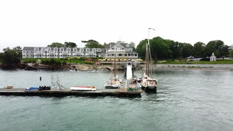 Pier-Mit-Festgemachten-Booten-Und-Einem-Viktorianischen-Haus-Mit-Amerikanischen-Flaggen