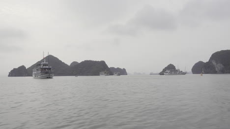 Aufnahme-Der-Halong-Bucht-Mit-Vielen-Touristenbooten,-Die-An-Einem-Bewölkten-Tag-In-Vietnam-Herumtreiben