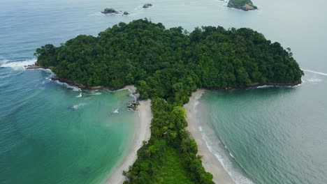 Tropische-Inselspitze-Mit-Grünen-Bäumen-Und-Sandstrand-In-Manuel-Antonio,-Costa-Rica,-4K-Luftdrohne