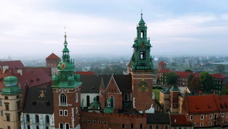 Aerial-view-of-Wawel-Royal-Castle-in-Krakow,-Poland-during-foggy,-autumn-morning