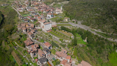 Castillo-De-Tenno-Y-Pueblo-Medieval-Encaramado-En-La-Cima-De-Una-Colina-En-Trentino,-Norte-De-Italia