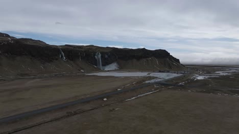 Wasserfall-Seljalandsfoss,-Island,-Luftaufnahme-Der-Landschaft-An-Einem-Feuchten-Wintertag