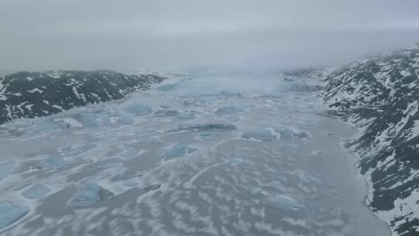 Glaciar-E-Icebergs-En-Un-Lago-Glacial-Congelado,-Disparo-De-Drones,-Frío-Paisaje-Invernal-De-Islandia
