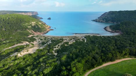Drohnen-Dolly-Kippt-Nach-Oben-Und-Enthüllt-La-Vall-Menorca-An-Einem-Sonnigen,-Ruhigen,-Schönen-Tag