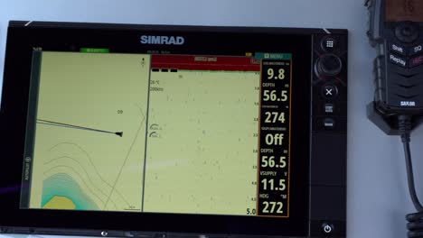 Simrad-Bildschirmnavigation-Und-Kommunikationssystem-In-Der-Yacht