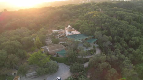 Aerial-establishing-shot-of-a-countryside-villa-in-Arrilas,-Corfu,-Greece