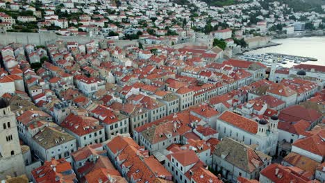 Tejados-Rojos-De-La-Ciudad-Medieval-De-Dubrovnik-En-Croacia,-ángulo-Alto-Aéreo