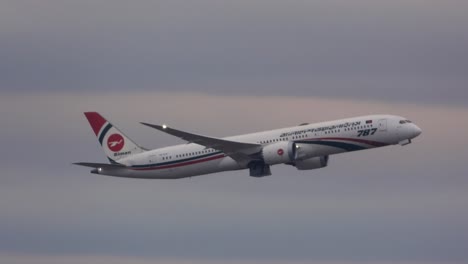 Flugzeug-Startet-An-Einem-Teilweise-Bewölkten-Tag-Biman-Bangladesh-Airlines-Boeing-787-Dreamliner