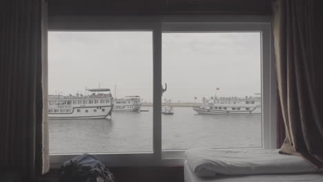 Aufnahme-Aus-Einem-Schlafboot-In-Vietnam-In-Der-Nähe-Der-Halong-Bucht-An-Einem-Bewölkten-Tag,-Während-Andere-Boote-Durch-Das-Fensterbrett-Gesehen-Werden