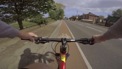 Pov-Ciclismo-En-Carril-Bici-En-Calle-Tranquila-En-Dublin-Monte-En-El-Pecho