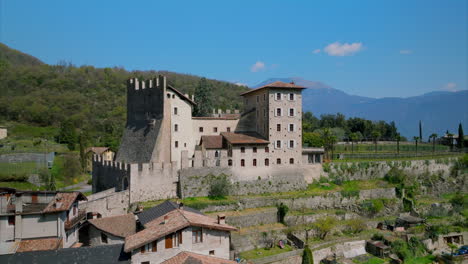 Castillo-Tenno-Encaramado-En-La-Ladera-Rocosa-En-Trentino,-Norte-De-Italia