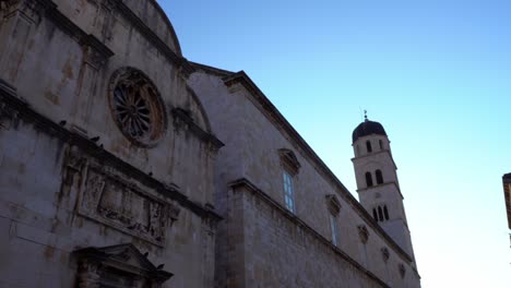 Franziskanerkloster-Und-Außenfassade-Der-Kirche-An-Einem-Sonnigen-Tag,-Dubrovnik