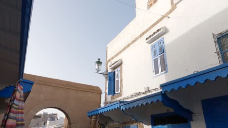 Blick-Auf-Traditionelle-Architektur,-Weiß-blaues-Gebäude-In-Essaouira,-Medina