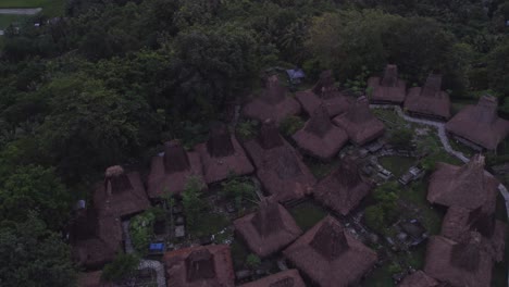 Drohnenansicht-Des-Traditionellen-Dorfes-In-Sumba-Bei-Sonnenaufgang,-Luftaufnahme