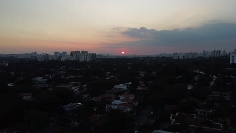 Fliegen-Im-Sonnenuntergang-Von-São-Paulo