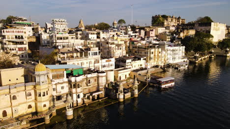 Historical-City-At-The-Edge-Of-The-Lake-In-Udaipur,-Rajasthan,-India