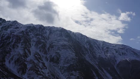 Montañas-Con-Carvasses-Cubiertos-De-Nieve-En-Kazbegi-Georgia-En-La-Frontera-Rusa-Del-Cáucaso