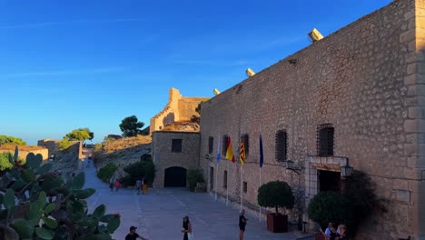 Schloss-Santa-Barbara-In-Alicante-Tagsüber-Mit-Klarem-Blauen-Himmel-Mit-Blick-Auf-Das-Balearenmeer-4k-30-Fps