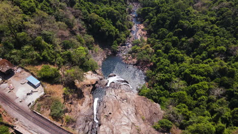 Luftdrohnenaufnahme-Der-Verlockenden-Dudhsagar-Wasserfälle-Im-Süden-Von-Goa,-Indien
