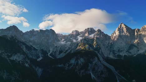 Picos-Alpinos-Rocosos-Icónicos-En-Eslovenia,-Vista-Aérea-De-Drones