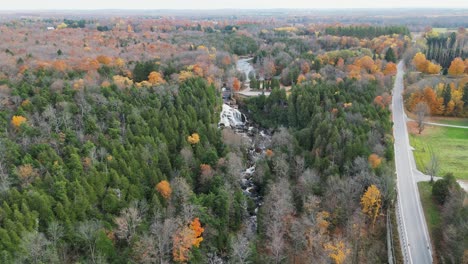 Luftaufnahme-Eines-Großen-Waldes-In-Ontario-An-Einem-Herbsttag-Mit-Einem-Wasserfall