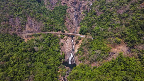 Panorama-Luftaufnahme-Der-Dudhsagar-Wasserfälle-Mit-Eisenbahnbrücke-In-Sonaulim,-Süd-Goa,-Indien